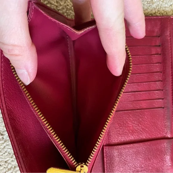 Louis Vuitton Amelia Mahina monogram leather wallet on chain crossbody - Picture 8 of 15